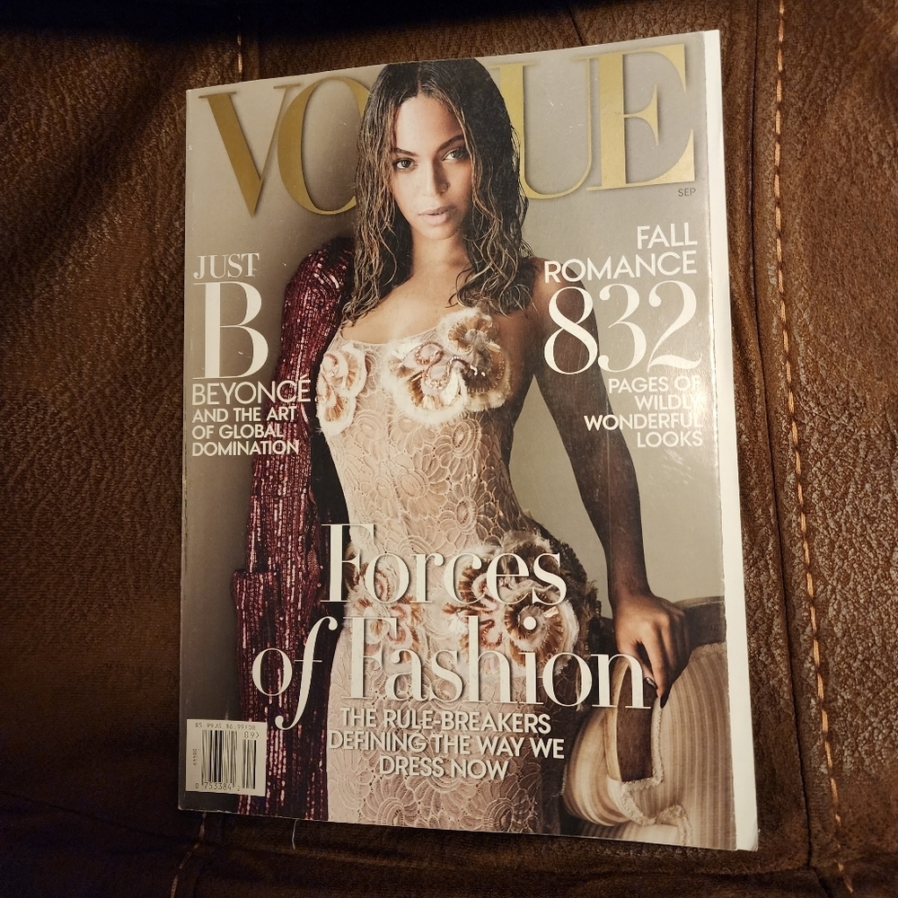 Pair of Vogue Magazines- Taylor Swift and Beyonce - Picture 10 of 12